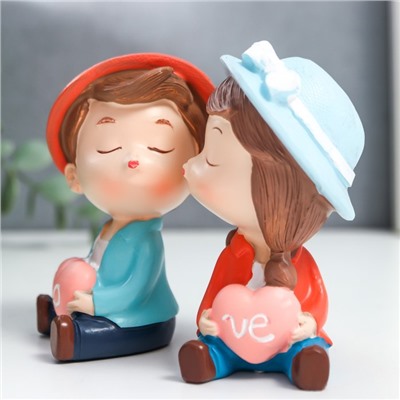 Сувенир полистоун "Малыши в шляпках - первый поцелуй, с сердцами" набор 2 шт 9,5х6х5 см